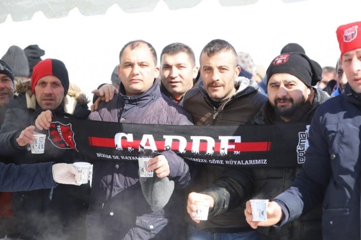 Nevşehir Belediyesinden taraftarlara süt ve simit ikramı