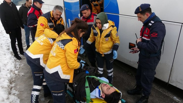 Buzlu yolda zincirleme trafik kazası: 6 yaralı
