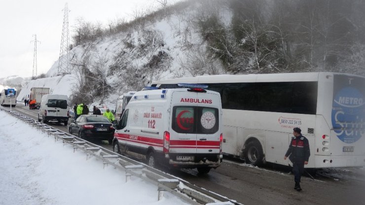Buzlu yolda zincirleme trafik kazası: 6 yaralı