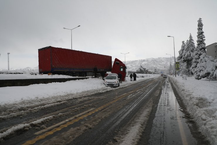 Rize'de kayarak kontrolden çıkan tırın ön kısmı karşı şeride geçti