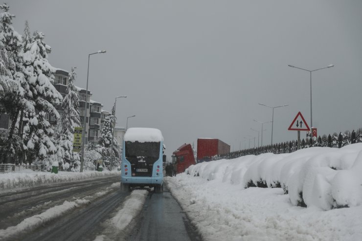 Rize'de kayarak kontrolden çıkan tırın ön kısmı karşı şeride geçti