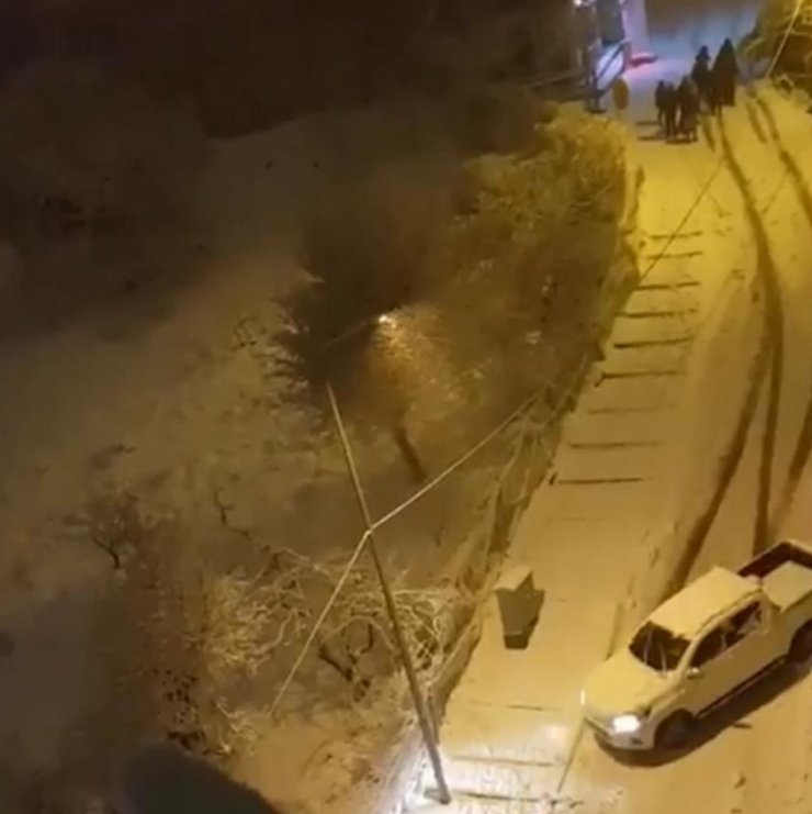 Siirt’te karda kayan araç kaldırıma çarparak durabildi