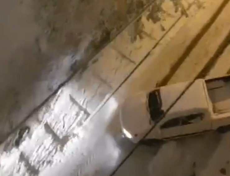 Siirt’te karda kayan araç kaldırıma çarparak durabildi