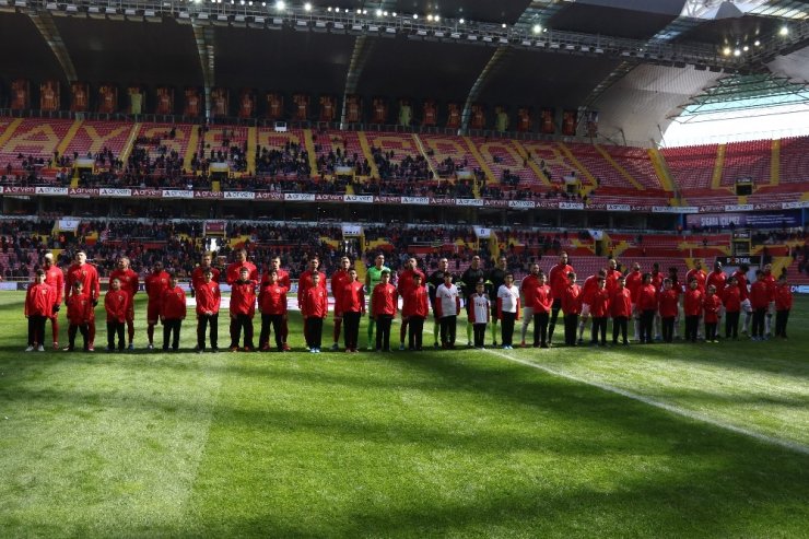 Süper Lig: HES Kablo Kayserispor: 1 - Antalyaspor: 1 (İlk yarı)