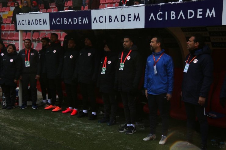 Süper Lig: HES Kablo Kayserispor: 1 - Antalyaspor: 1 (İlk yarı)