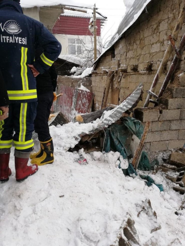 Van’da ahırın üzerine çığ düştü