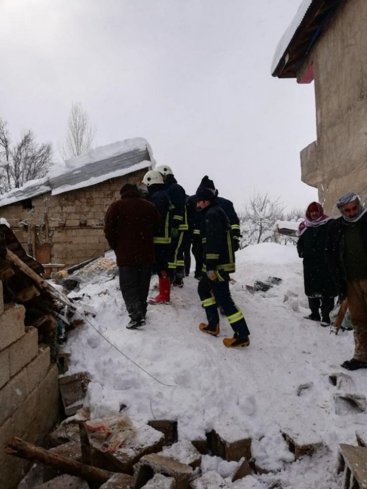 Van’da ahırın üzerine çığ düştü