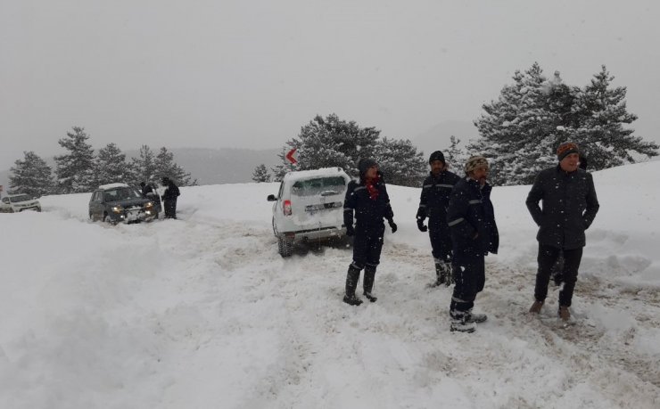 Yoğun kar yağışı nedeniyle Abant'a ulaşım sağlanamıyor