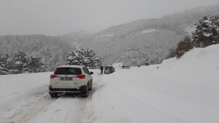 Yoğun kar yağışı nedeniyle Abant'a ulaşım sağlanamıyor