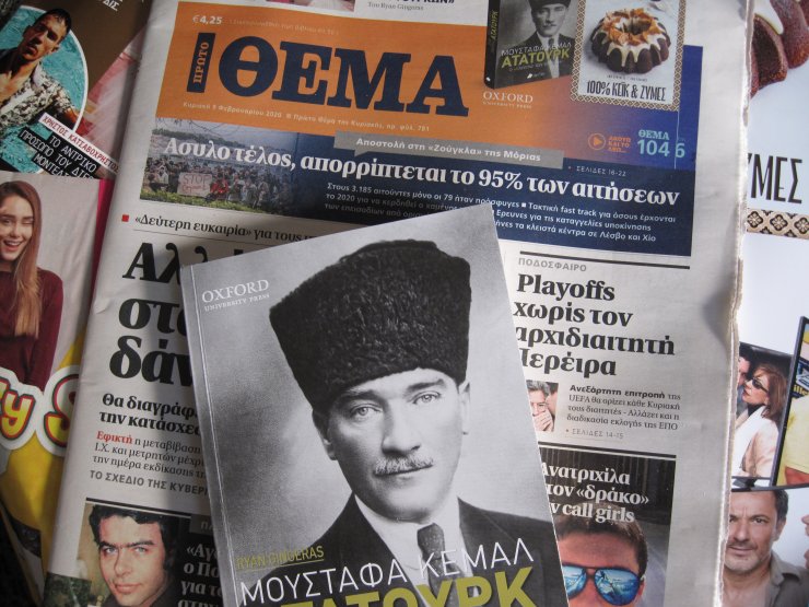Yunan gazetesi Atatürk'ün hayatını anlatan kitap dağıttı