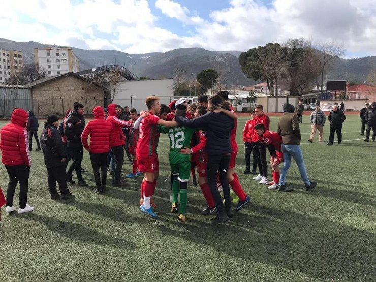 1308 Osmaneli Belediye Spor U16 futbol takımı şampiyonluğu garantiledi