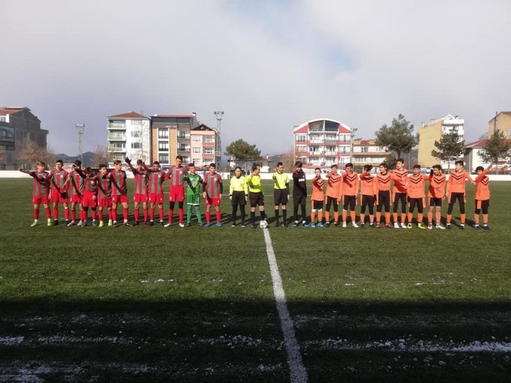 1308 Osmaneli Belediye Spor U16 futbol takımı şampiyonluğu garantiledi
