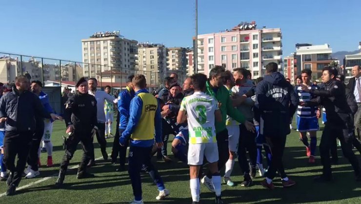 Aydın’da futbolcular bir anda boksöre dönüştü