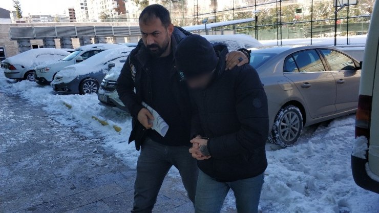 Uyuşturucu hap ticaretinden gözaltına alındılar