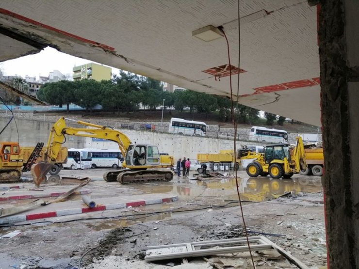 Otogarın yıkım başladı