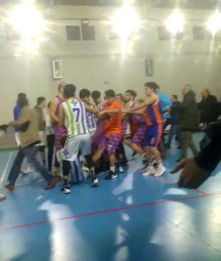 Basketbol maçında hakemlere tekmeli yumruklu saldırı kamerada