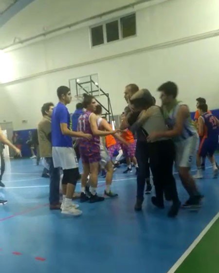 Basketbol maçında hakemlere tekmeli yumruklu saldırı kamerada