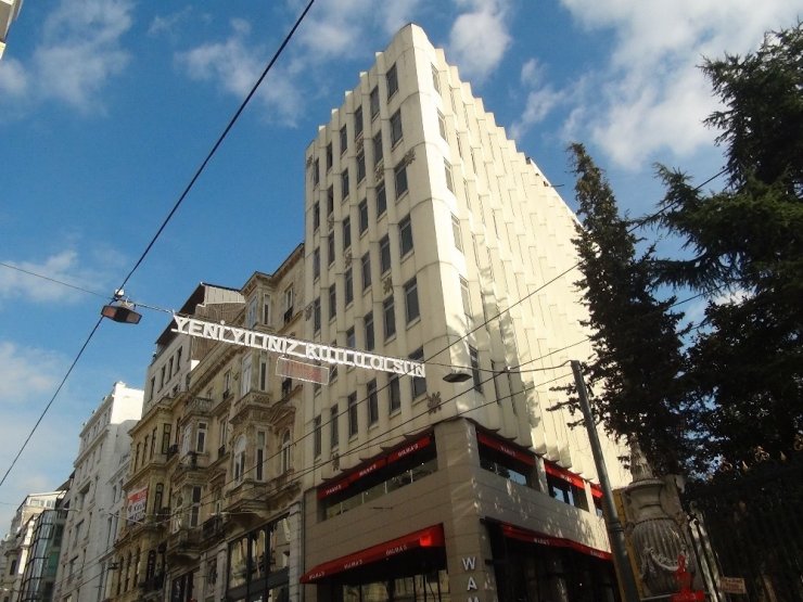 Beyoğlu’nda güvenlik önlemi alınmadan taşınan demirler paniğe neden oldu