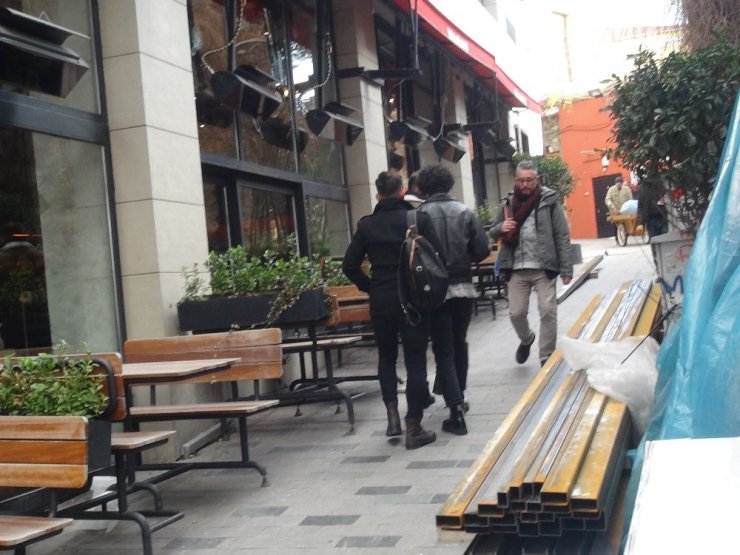 Beyoğlu’nda güvenlik önlemi alınmadan taşınan demirler paniğe neden oldu