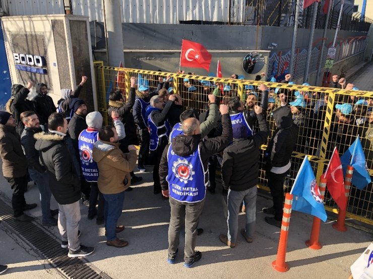 Bursa’da işçiler şalter kapatıp greve gitti