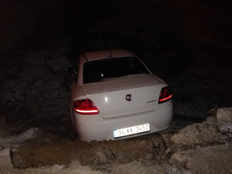 Buzda kayan otomobil inşaat çukuruna uçtu