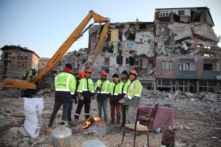 Bakan Kurum deprem bölgesinde incelemelerde bulundu