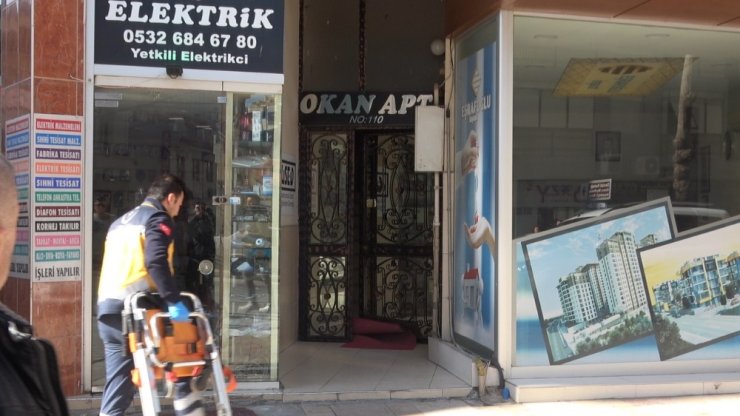 Oğlu babasını bıçakla yaraladı