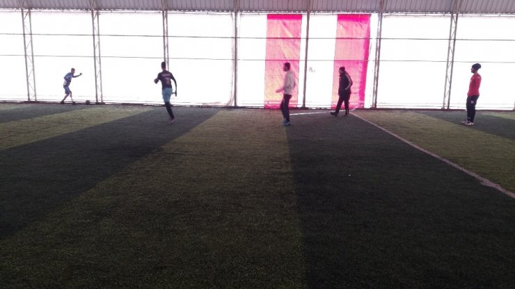 Dicle Gençlikspor futbol takımı topbaşı yaptı