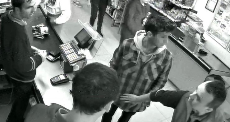 2 TL değerinde çikolata çaldılar gözaltına alındılar