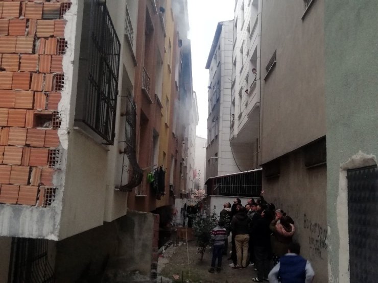 Esenyurt’ta yangında mahsur kalan anne ve bebeği kurtarıldı