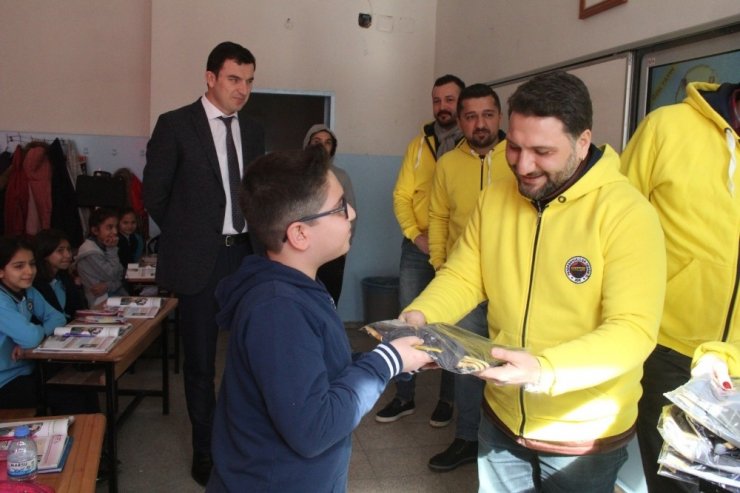 Fenerbahçeliler Derneğinden 30 öğrenciye forma
