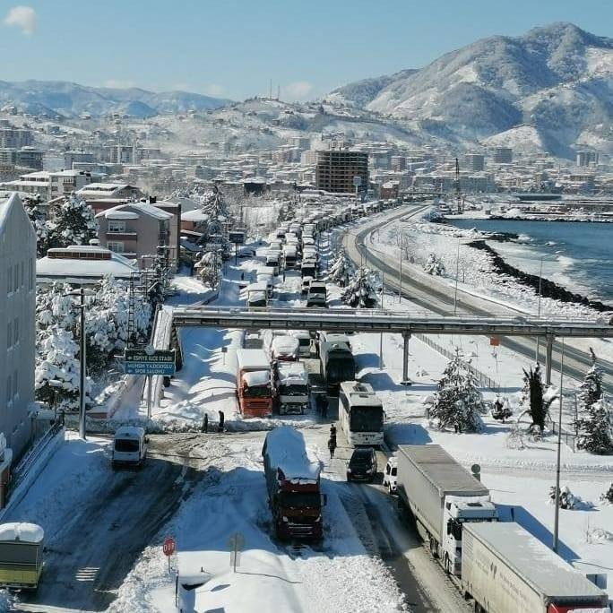 Karadeniz Sahil Yolu tırların geçişine açıldı