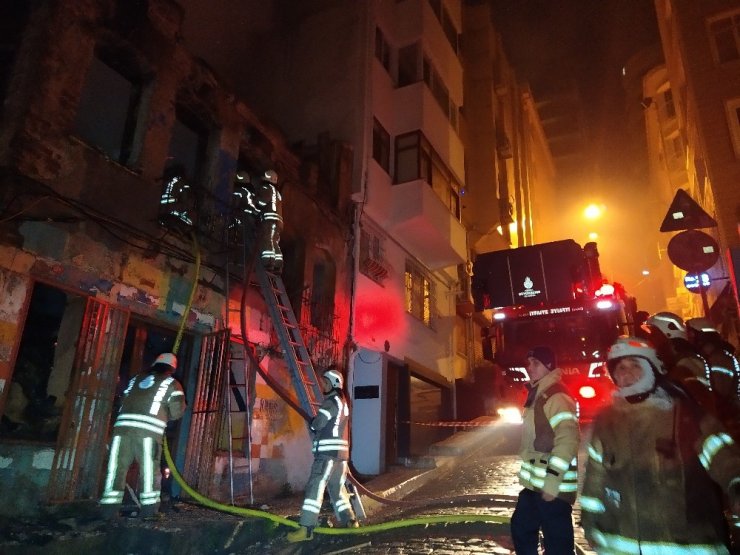Beyoğlu’nda metruk bina alev alev yandı