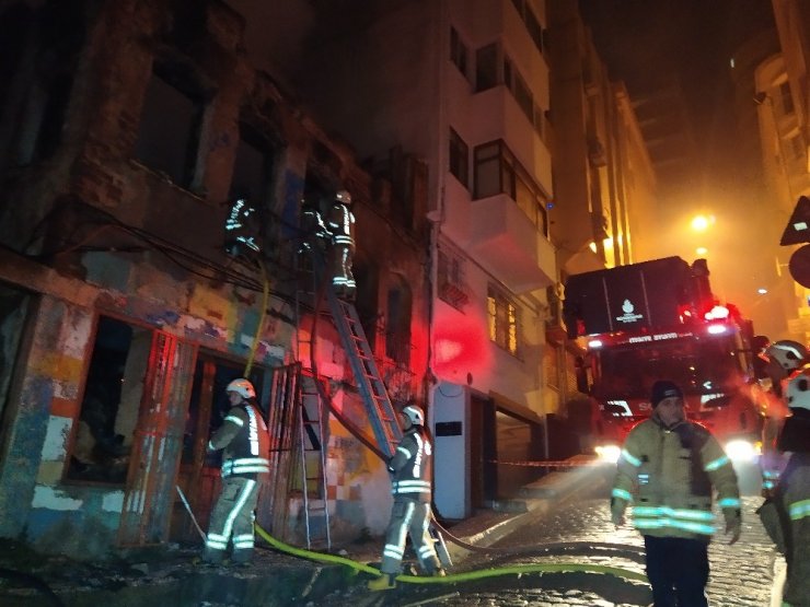 Beyoğlu’nda metruk bina alev alev yandı