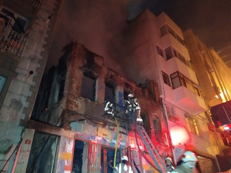 Beyoğlu’nda metruk bina alev alev yandı