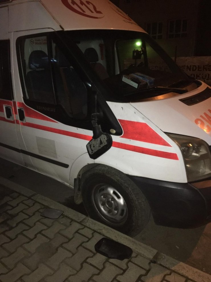 Ambulansın aynasını kırıp kaçtılar