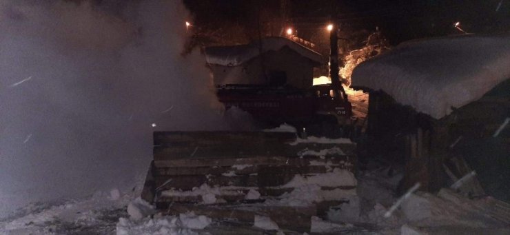 Kastamonu’da çıkan yangın traktör ve otomobili kül etti