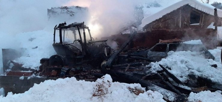 Kastamonu’da çıkan yangın traktör ve otomobili kül etti