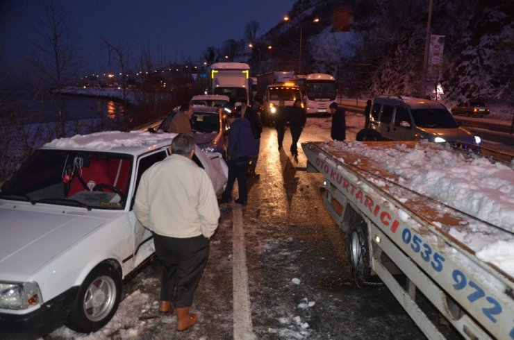 Kayganlaşan yolda 11 aracın karıştığı trafik kazası: 3 yaralı