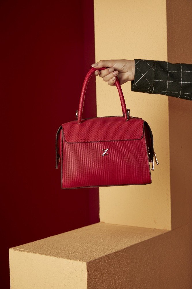 "Kışın trendleri; gri ve tonlarındaki kabanlar, kapitone pardesüler ve tasarım eşarplar oldu"