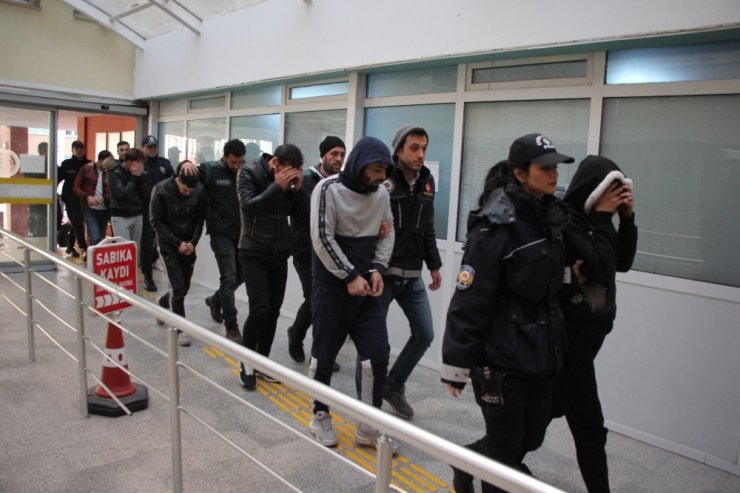 Kocaeli polisinden uyuşturucu tacirlerine darbe: 20 gözaltı