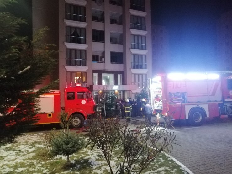 10 katlı binada çıkan yangın vatandaşları sokağa döktü