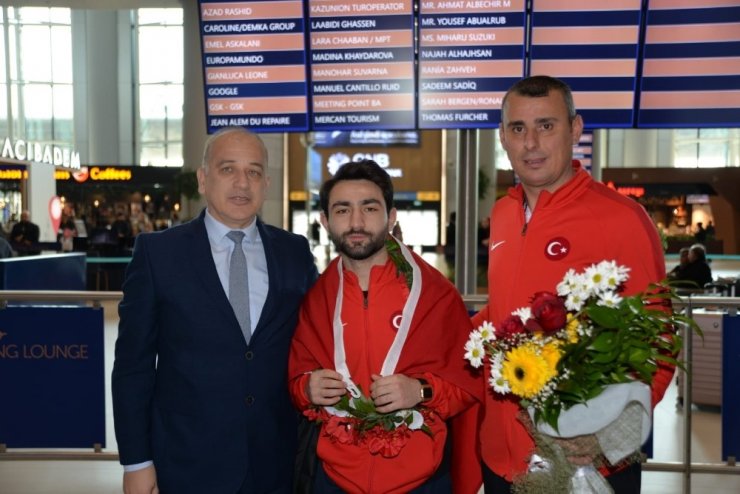 Hendekli Avrupa Şampiyonu Ateş’e havalimanında coşkulu karşılama