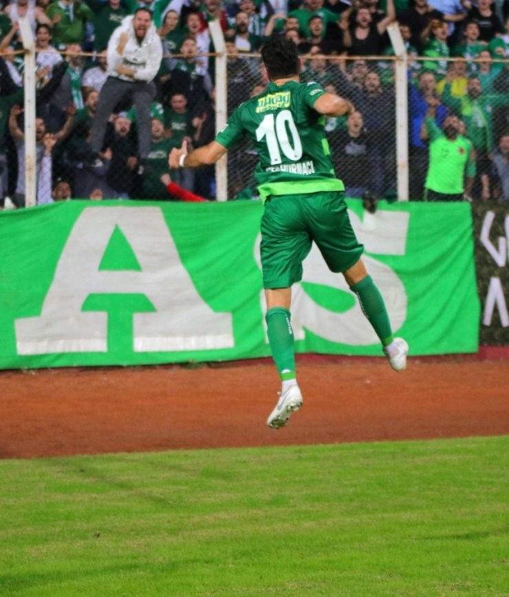 Özer Hurmacı göz kamaştırdı