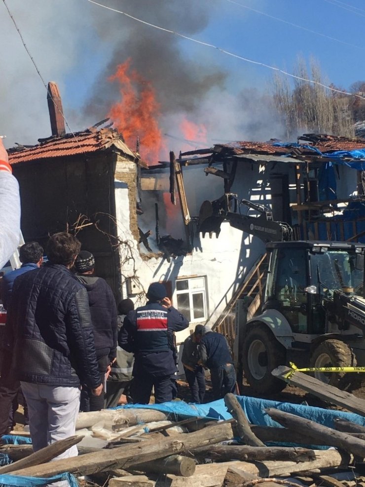 Pazarlar’da ev yangını