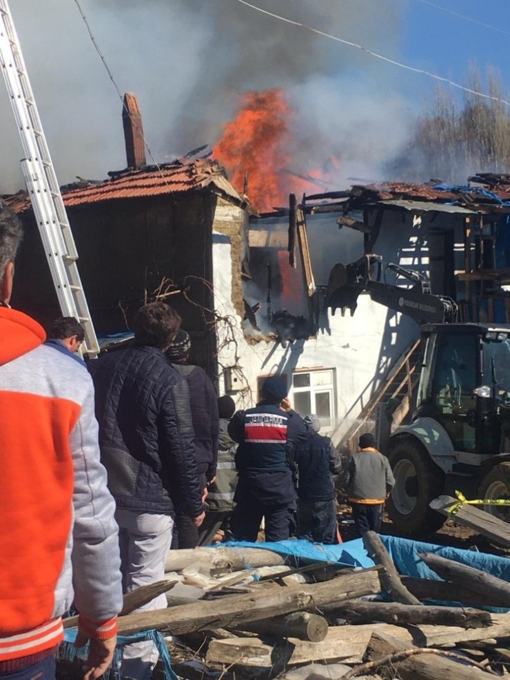 Pazarlar’da ev yangını