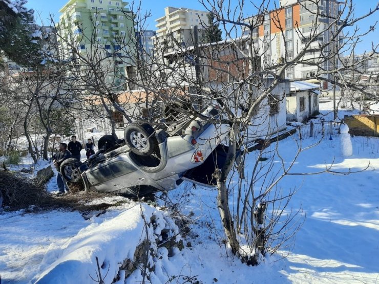 Buzdan kayan kamyonet takla attı: 1 yaralı