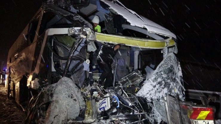 Samsun’da yolcu otobüsü kamyonla çarpıştı: 1 ölü, 1 yaralı