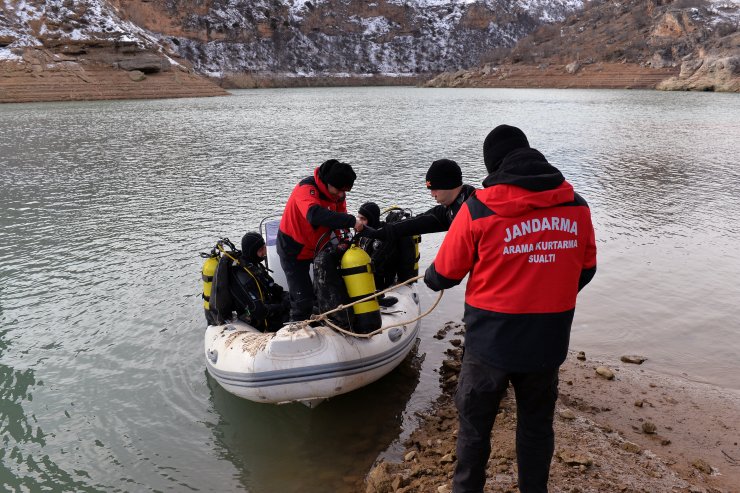 GÜNCELLEME - Sıfırın altında 4 derecede dalış yapıp kayıp üniversite öğrencisini aradılar
