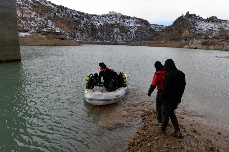 GÜNCELLEME - Sıfırın altında 4 derecede dalış yapıp kayıp üniversite öğrencisini aradılar